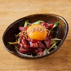 【とろうま】卵黄のせ 馬肉のユッケ