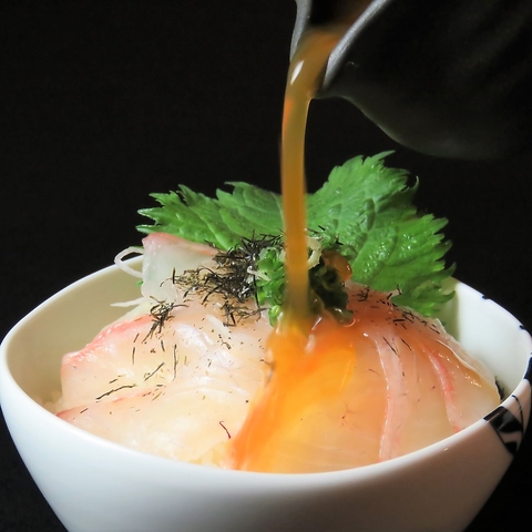 ロープウェイ街に佇む「まともや」海鮮丼や鯛めし、お魚・お肉の料理をご堪能頂けます