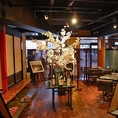 【20名～50名様貸し切りOK！※要電話予約】20名様から50名様まで、まとまった人数のお集りに！最大50名様までご案内可能◎広々とした和のモダンな空間で堅くなり過ぎずに宴会・お食事を楽しめること間違いなし！会社の部署宴会や打ち上げなどにも最適な空間となっております。ご利用の際はお電話で気軽にお問合せください♪