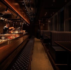 【炉端を眺めながら】職人の手仕事を眺めながら楽しめるおすすめのカウンター席とテーブル席です。