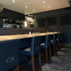 目の前で造られた料理がそのままお手元に提供されるカウンター席。目の前で調理される香りと音を感じながら、臨場感たっぷりの空間で愉しい一時をお過ごしください。