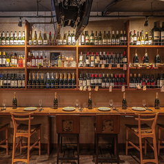 テーブル席の他にも、壁側に面した横並びのカウンター席も人気です♪今宵はゆっくり語らいながら飲みたいときには、こちらのお席はおすすめです！ご予約お待ちしております♪