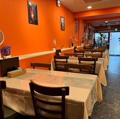 明るく落ち着いた雰囲気のテーブル席。最大18名までご利用いただけます。