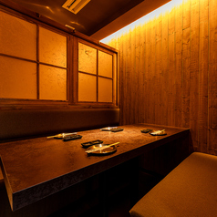 和モダンな雰囲気ある広々テーブル席！和気あいあいと宴会を楽しむテーブル席！少人数様での飲み会や宴会に最適なテーブル席！和モダンな空間でゆったりと過ごすひと時をお楽しみ頂けます！各種宴会にぴったりのお得な宴会コースは飲み放題付4500円～ご用意しております！