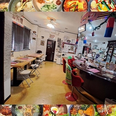 テーブル席とカウンター席の位置関係。10名様以上から貸切可能。テーブル席とカウンター席の総数17席。あと２～３席増設可能