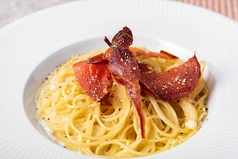 チーズの器で仕上げる濃厚チーズパスタ