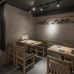 【テーブル席4名様】ご友人同士や会社の仲間とのお食事、飲み会に使いやすいテーブル席です。壁側にハンガーを設置しているので上着を脱いで、リラックスして過ごせます！