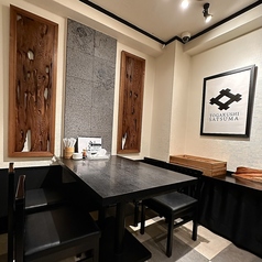 テーブル席。和モダンで落ち着いた雰囲気。【鹿児島 天文館 釜揚げうどん 〆うどん 天文館はワールドグループへ♪】