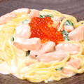 料理メニュー写真 サーモンと法蓮草のクリームパスタいくらのせ