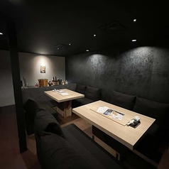 6～10名様に最適な個室をご用意しております。和の趣きを感じられる落ち着いた空間は、接待や会食、親しい仲間との宴会など、幅広いシーンにぴったりです。周囲を気にせずプライベートな時間を過ごせるため、大切な打ち合わせやお祝い事にも安心してご利用いただけます。