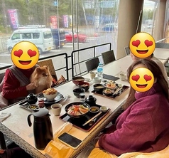 大型犬までOK.外テラス席。小型犬、中型犬は店内へのご案内も可能ですが、キャリーバッグ、キャリーカートを必ずご利用下さい。抱っこ入店、飲食は出来ません。