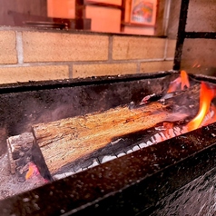 薪で焼く香り豊かな料理と厳選素材で独特の風味を提供