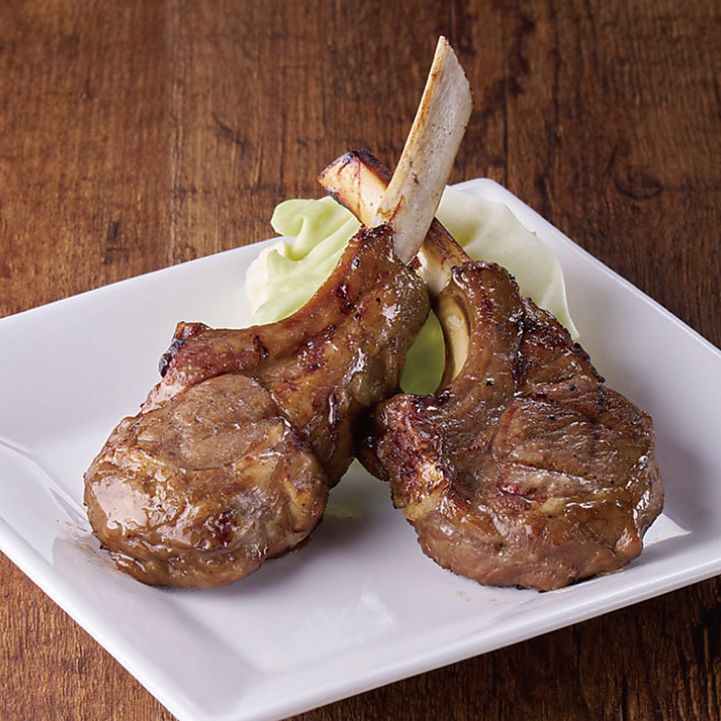 人気の骨付ラムステーキ