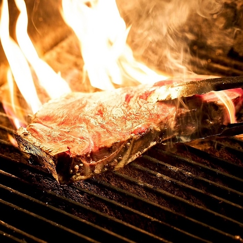豪快に炭火で焼き上げた厳選の国産ドライエイジングビーフや、有機野菜を使用した前菜