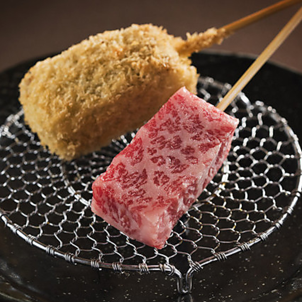 【厳選素材】黒毛和牛サーロインや鮭いくらなどを使用した少し贅沢な串揚げもご用意しております。