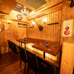 少人数での飲み会や女子会、気の合う仲間との集まりにもぴったりな空間。木の温もりに包まれたテーブル席では、料理と会話をゆったり楽しめます。静かすぎず賑やかすぎない心地よい空間で、自然と笑顔がこぼれる距離感が魅力。