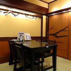 B1Fには、20名様までご利用いただけるお座敷（テーブル席）の個室を3部屋ご用意しております。落ち着いた和の空間はご年配のお客様にも大変人気で、ゆったりとお過ごしいただけること間違いなしです。また、個室を全て繋げることで、最大60名様までご利用可能な大宴会場に早変わりします。