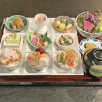 季節限定のランチなど、料理長が腕を奮った創作和食をお楽しみ下さい。