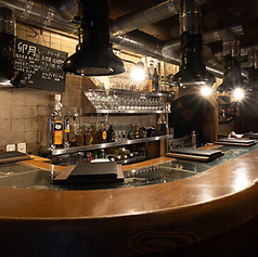 都会の喧騒を忘れさせる梅田の隠れ家!木の温もりに包まれたカウンター席で、心安らぐ時間をお楽しみください♪お一人様でも気軽に立ち寄れる落ち着いた雰囲気が魅力的です。壁には様々なドリンクや調味料が並び、選ぶ楽しさも味わえます。