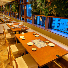 開放感のあるテーブル席。少人数から中規模まで対応でき、友人同士の食事や女子会など、カジュアルな集まりにも最適です。