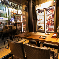 通りに面した空間には、当店が誇る黒毛和牛が保管されたストッカーが象徴として設置されております。肉塊が並べられたビジュアルは圧巻の一言。日本が世界に誇る黒毛和牛をぜひご堪能くださいませ♪