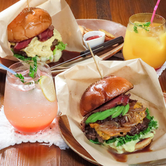 【ランチ限定】バンズもベーコンも自家製！ビーフ100％パティの肉厚ボリュームバーガーの写真