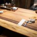 木材からこだわられたカウンターのテーブル