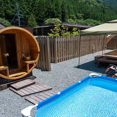 プライベート空間:1組限定の バレルサウナ付きプラン あり。自然の中で特別なひとときを。