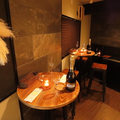 親しい友人やパートナーと向かい合って座るハイテーブル席は、お互いの視線が近くなり、自然と会話が弾む不思議な空間です。カジュアルなデートや、気を使わない相手とのサシ飲みに最適。深夜の2軒目・3軒目利用としても重宝されています。