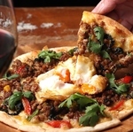 ガパオピザなど、オリジナル料理も大人気！