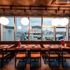 人気の窓際ソファー席!