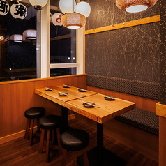 【4～6名様用個室席】4～6名様用個室席は、ご家族でのお食事や会社帰りの飲み会など幅広いシーンにぴったり。ゆったりとした座り心地で、長時間のご利用でも快適にお過ごしいただけます。木の質感を活かした温かな空間は、会話が弾む心地よさ。お料理とお酒を囲んで、仲間と楽しいひとときをお楽しみください。
