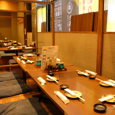 【2/4/6/8/10/20・・・最大27名様まで】1列の空間を利用可能な個室席。※テーブルが途中横向きになっているお席があり、完全に1列でのご利用はいただけません。