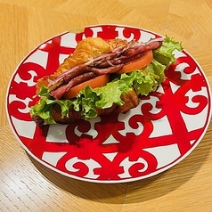 クロワッサンサンド（ローストビーフ）