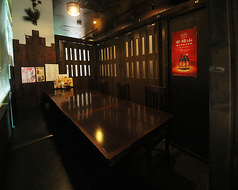 全席可動式の座席で、ご利用人数に合わせてレイアウトを自由に変更できる半個室をご用意。少人数での会食からグループ利用まで、シーンに合わせたプライベート空間を演出します。周りを気にせずゆったりと会話を楽しみたい時や、特別なひとときを過ごしたい時に最適です。