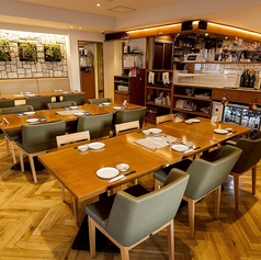 人数調整がしやすいテーブル席は、大宴会から小宴会まで幅広く対応可能。会社の集まりや各種ご宴会にご利用いただけます。