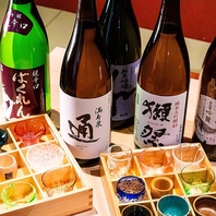 カラフルなおちょこで味わう名酒の数々。