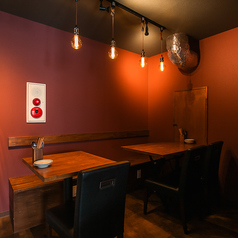 木目調のテーブルが落ち着いた雰囲気を醸し出しています。居心地の良い空間で楽しいお食事時間をお過ごしください。