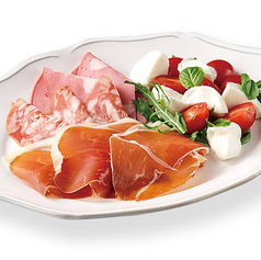 サラミとハム、カプレーゼの盛り合わせ