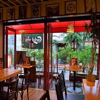 開放的あふれるテラス席では、喫煙も可能。