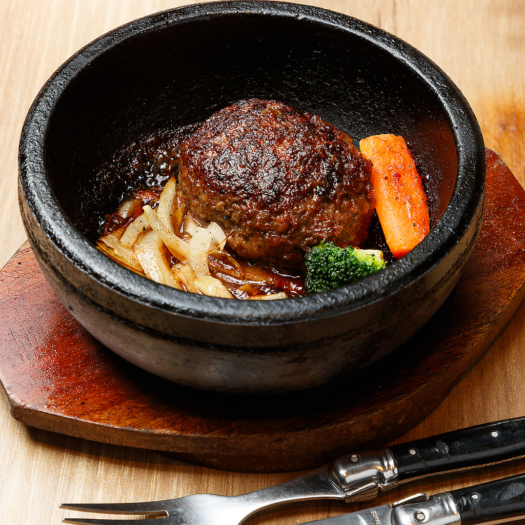 熱々の石の器で焼き上げる、肉汁ジューシー、ソースもジュワーな石焼ハンバーグを存分に◎