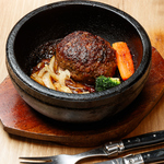 熱々の石の器で焼き上げる、肉汁ジューシー、ソースもジュワーな石焼ハンバーグを存分に◎