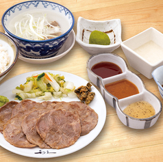 【数量限定】牛まるたんと麦とろ定食 8枚