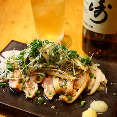 【たっぷり薬味で爽やか】香ばしい鶏の旨味と薬味が相性抜群！「鳥たたき薬味まみれ」でお酒が進むの写真