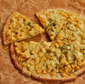 料理メニュー写真 とうもろこしのガーリックピザ