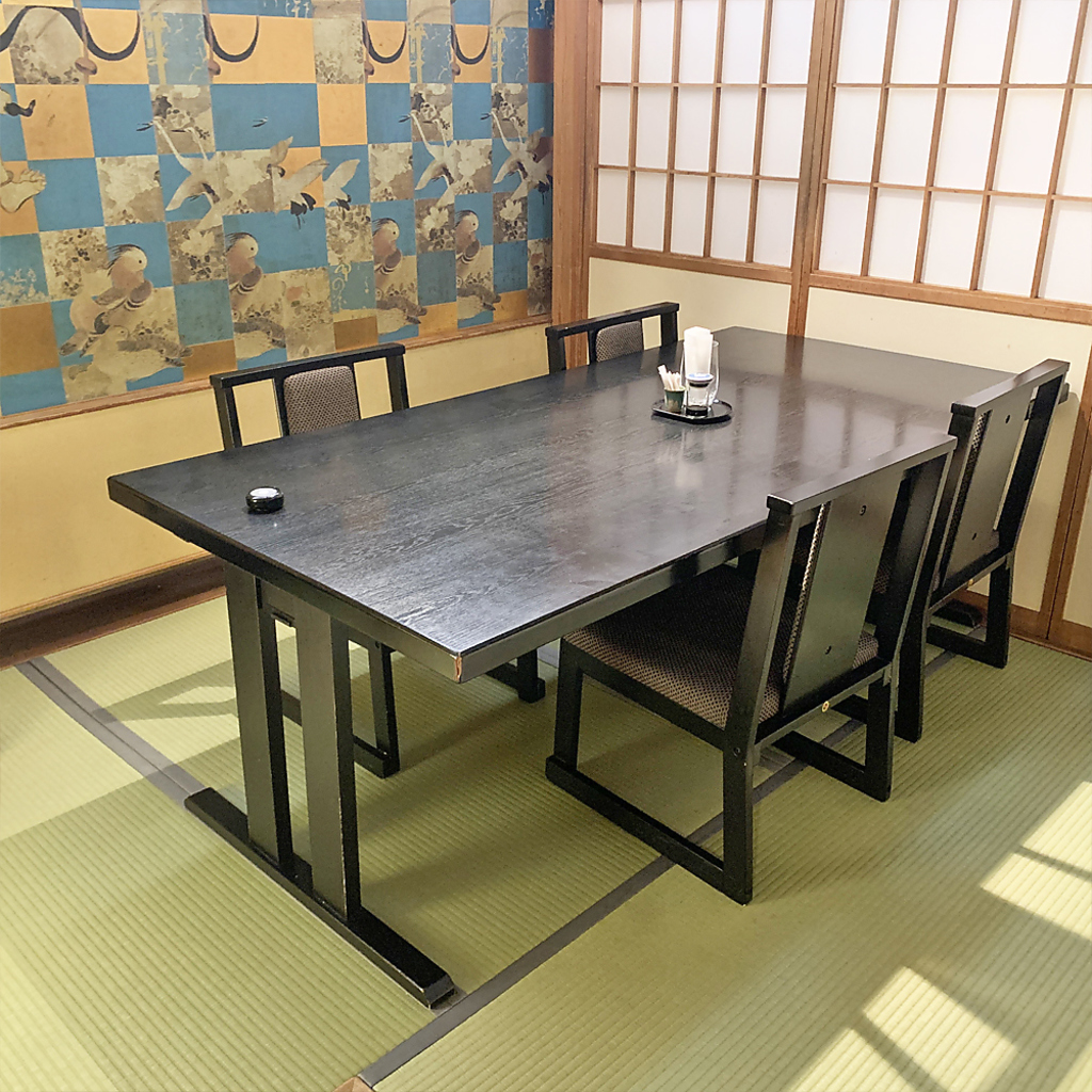 小上がりテーブル席。各種顔合わせや法事など、大事な場面をしっかりと演出いたします。