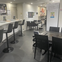 白を基調とした落ち着いた雰囲気の店内