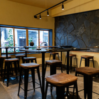 窓が大きく天井が高い開放感がある店内☆