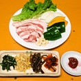 サムギョプサルセット☆黒豚バラ150ｇをはじめ、焼き野菜や本格キムチ、ナムルが入った平日限定のお得なセット♪ぜひご賞味ください★