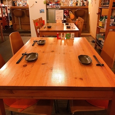 テーブル席は4名様掛けテーブルを6卓ご用意しております。繋げて利用することもできますので各種ご宴会などにぴったり！